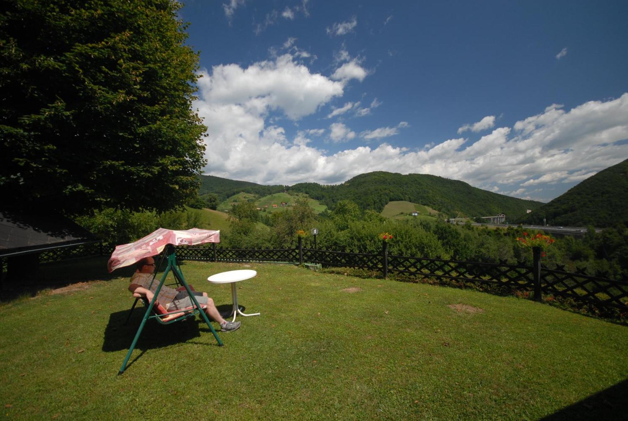 Pod Orehi Guest House Loce pri Poljcanah Exterior photo