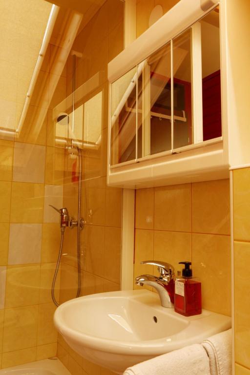 Pod Orehi Guest House Loce pri Poljcanah Room photo