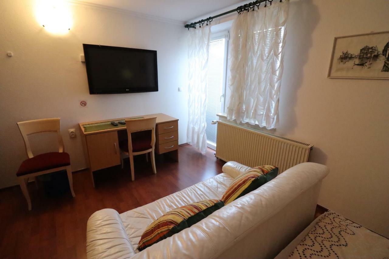 Pod Orehi Guest House Loce pri Poljcanah Exterior photo