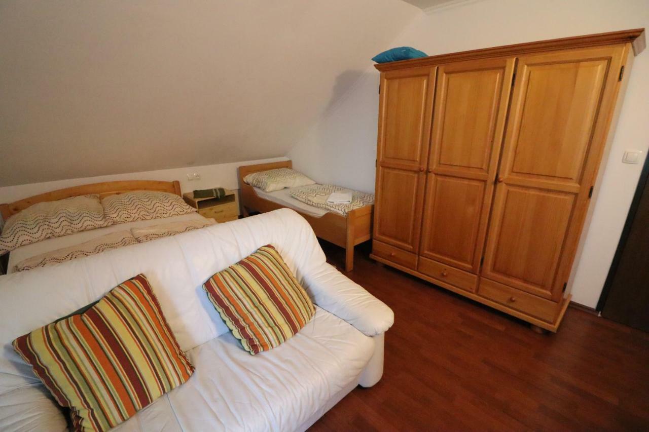 Pod Orehi Guest House Loce pri Poljcanah Exterior photo
