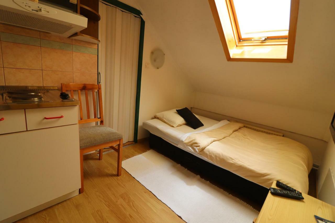 Pod Orehi Guest House Loce pri Poljcanah Exterior photo