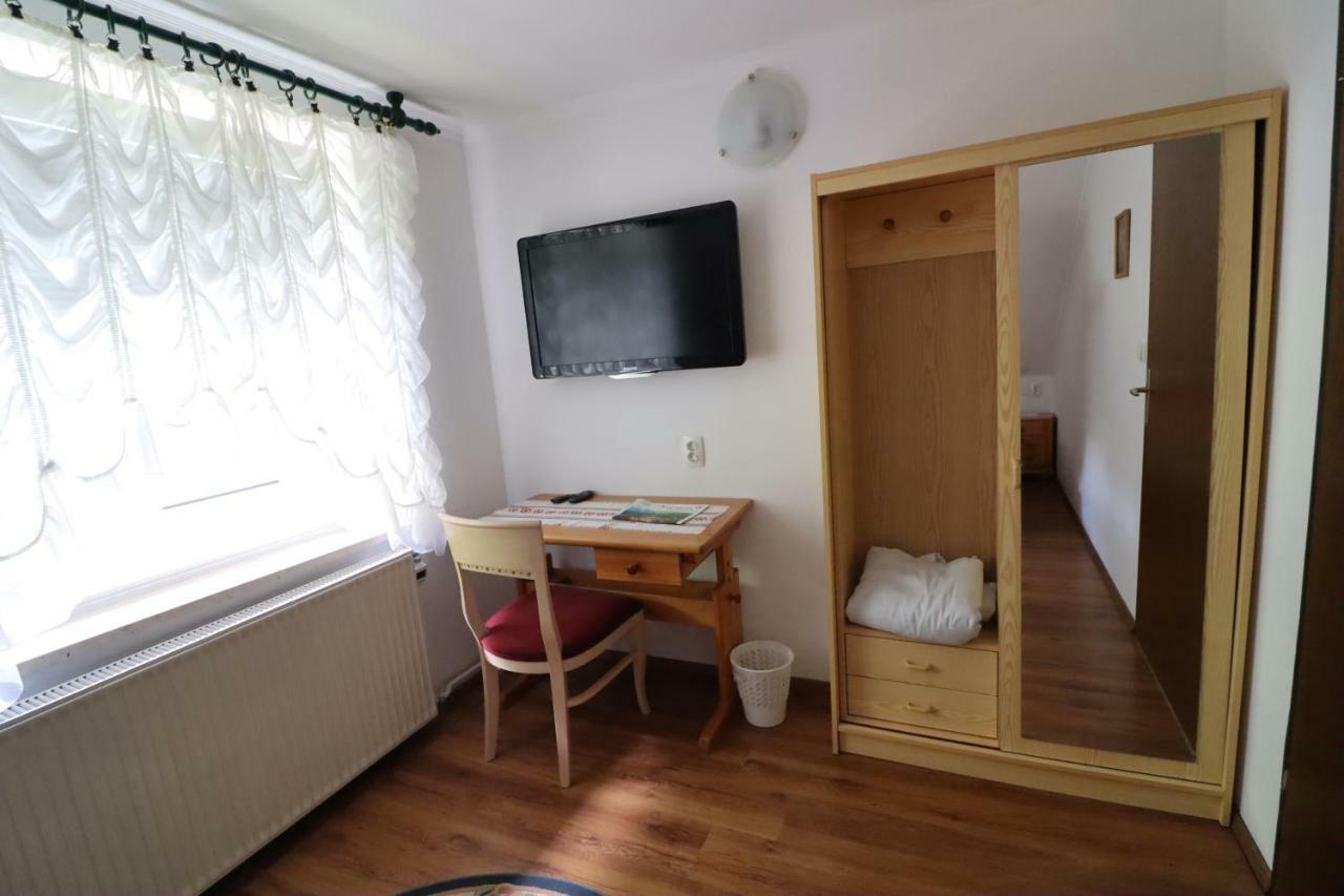 Pod Orehi Guest House Loce pri Poljcanah Exterior photo