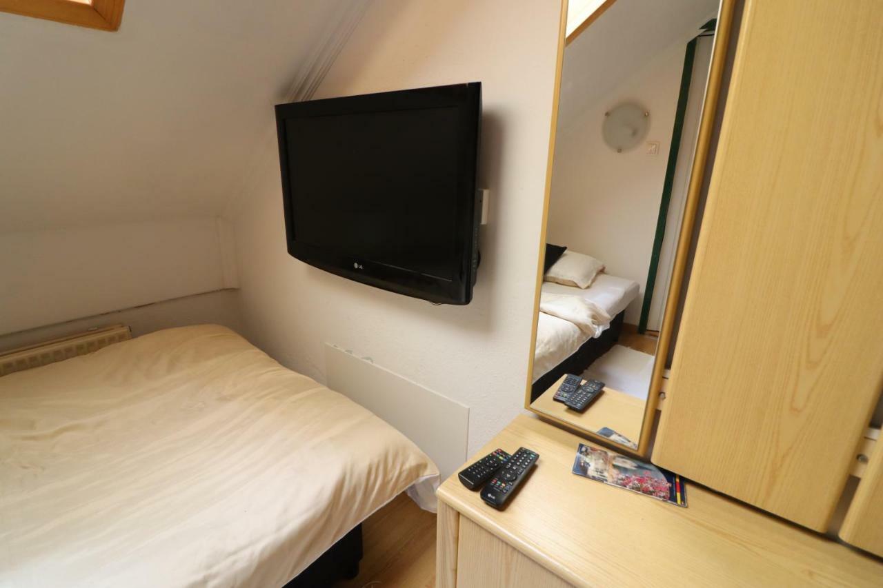 Pod Orehi Guest House Loce pri Poljcanah Exterior photo