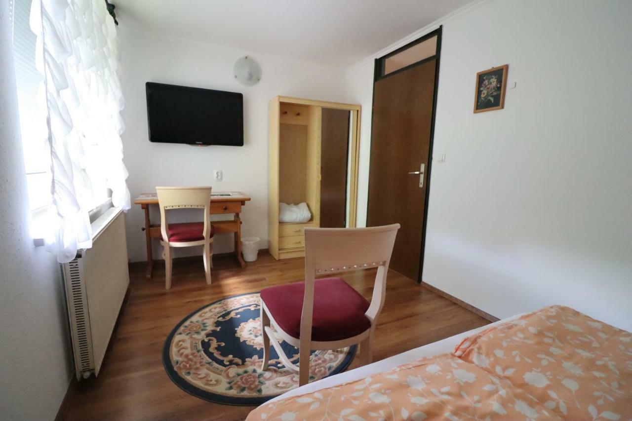 Pod Orehi Guest House Loce pri Poljcanah Exterior photo